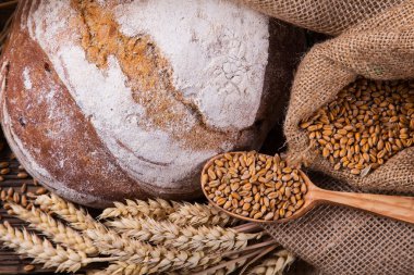 Ahşap masa arkasında pişmiş ekmek çeşitleri