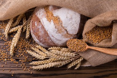 Ahşap masa arkasında pişmiş ekmek çeşitleri