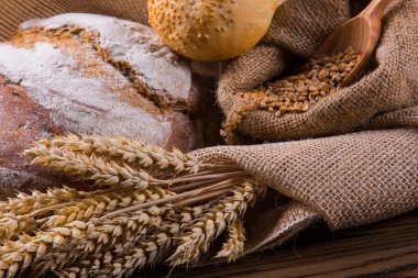 Ahşap masa arkasında pişmiş ekmek çeşitleri