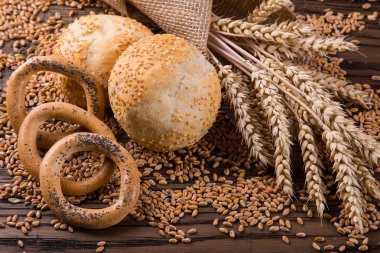 Ahşap masa arkasında pişmiş ekmek çeşitleri