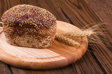 Ahşap masa arkasında pişmiş ekmek çeşitleri