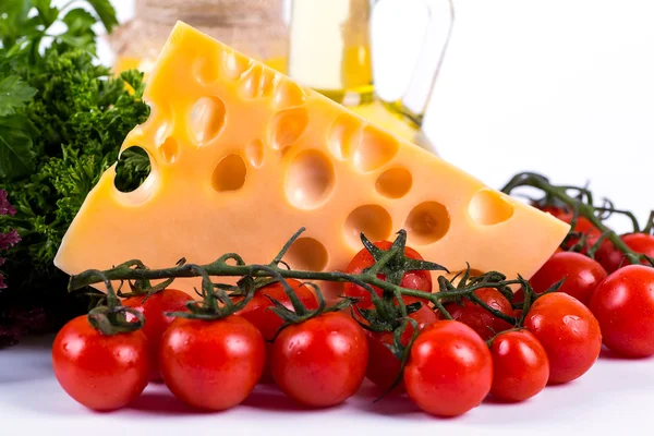 Formaggio giallo con verdure fresche — Foto Stock