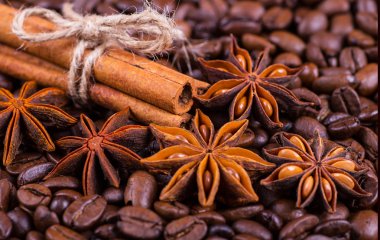 ahşap arka plan üzerinde siyah kahve