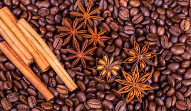 ahşap arka plan üzerinde siyah kahve