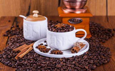 ahşap arka plan üzerinde siyah kahve