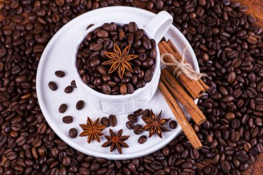 ahşap arka plan üzerinde siyah kahve