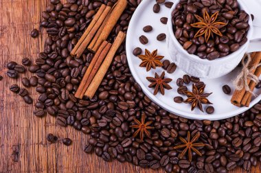 ahşap arka plan üzerinde siyah kahve