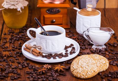 ahşap arka plan üzerinde siyah kahve