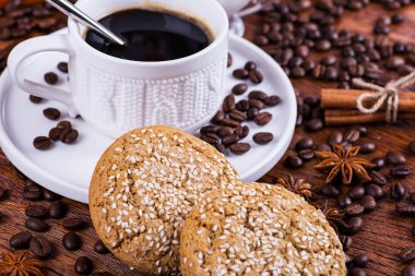 ahşap arka plan üzerinde siyah kahve