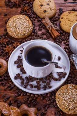 ahşap arka plan üzerinde siyah kahve