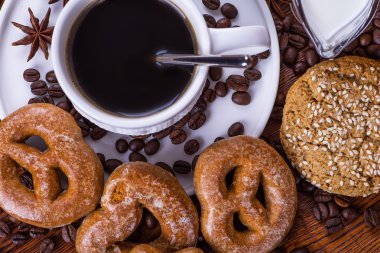 ahşap arka plan üzerinde siyah kahve