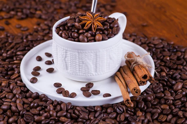 Czarna kawa na tle drewniane — Zdjęcie stockowe
