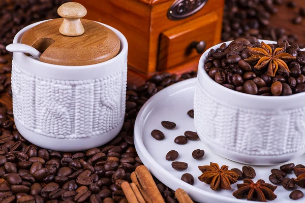 Czarna kawa na tle drewniane — Zdjęcie stockowe