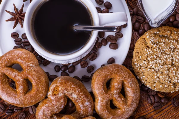 ahşap arka plan üzerinde siyah kahve