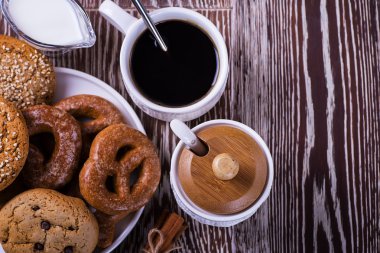 ahşap arka plan üzerinde siyah kahve