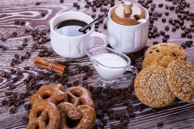 ahşap arka plan üzerinde siyah kahve