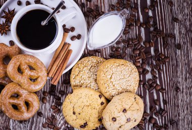 ahşap arka plan üzerinde siyah kahve