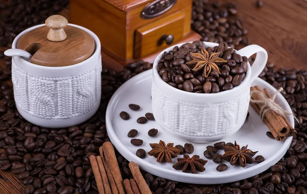 Café negro sobre fondo de madera — Foto de Stock