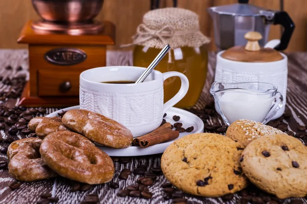 Café negro sobre fondo de madera — Foto de Stock