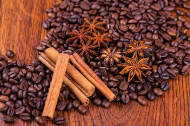 ahşap arka plan üzerinde siyah kahve