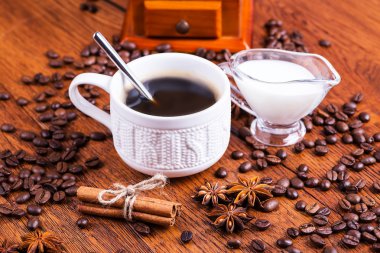 ahşap arka plan üzerinde siyah kahve