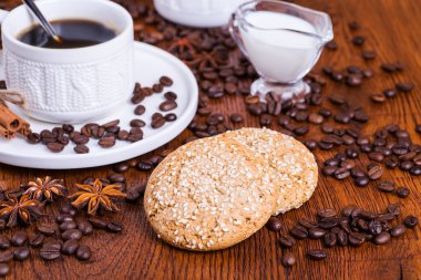 ahşap arka plan üzerinde siyah kahve