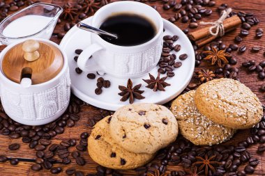 ahşap arka plan üzerinde siyah kahve