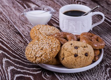 ahşap arka plan üzerinde siyah kahve