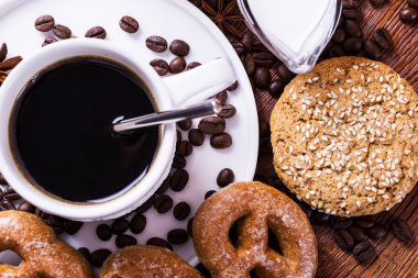 ahşap arka plan üzerinde siyah kahve