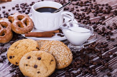 ahşap arka plan üzerinde siyah kahve