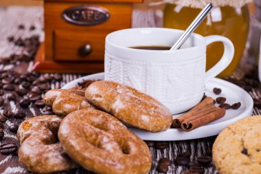 ahşap arka plan üzerinde siyah kahve