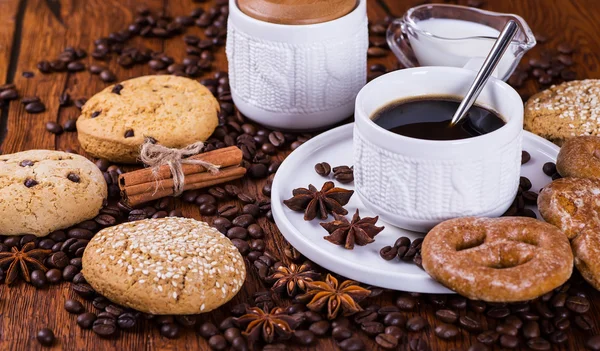 ahşap arka plan üzerinde siyah kahve