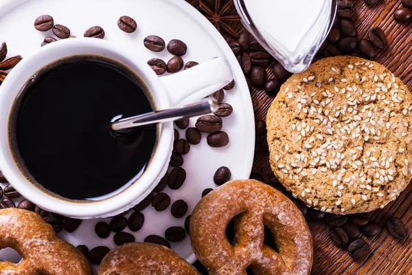 ahşap arka plan üzerinde siyah kahve