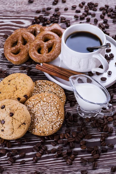 ahşap arka plan üzerinde siyah kahve