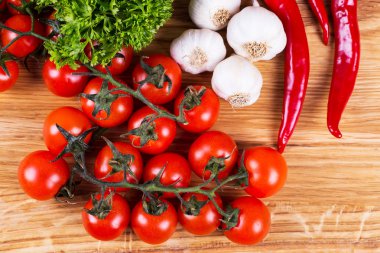 Tahta arka planda taze sebzeler