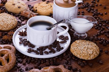 ahşap arka plan üzerinde siyah kahve