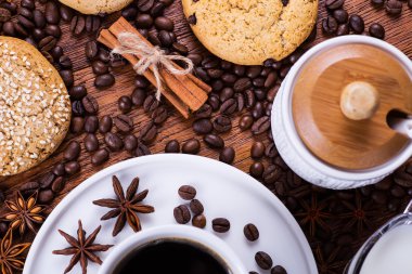 ahşap arka plan üzerinde siyah kahve