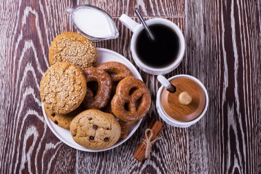 ahşap arka plan üzerinde siyah kahve