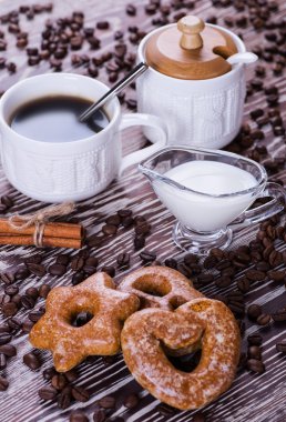 ahşap arka plan üzerinde siyah kahve