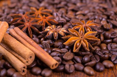 ahşap arka plan üzerinde siyah kahve