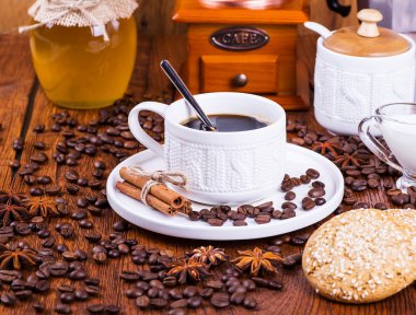 ahşap arka plan üzerinde siyah kahve