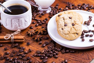 ahşap arka plan üzerinde siyah kahve