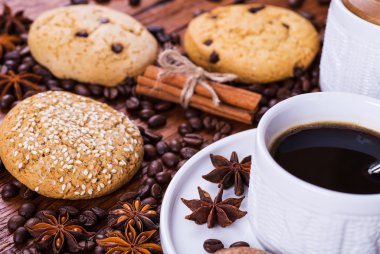 ahşap arka plan üzerinde siyah kahve