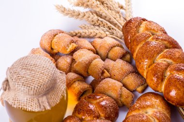 taze ve lezzetli kroissants ve beyaz bir sırt üzerinde rulo yığını