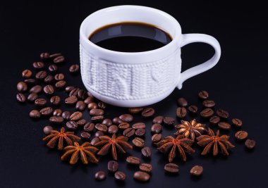 Siyah arka planda koyu kahve.