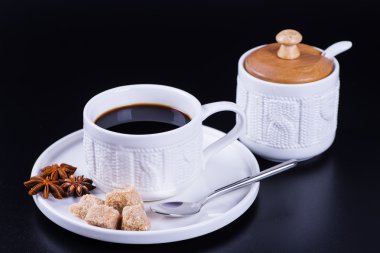 Siyah arka planda koyu kahve.