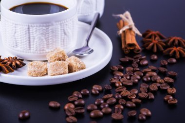 Siyah arka planda koyu kahve.