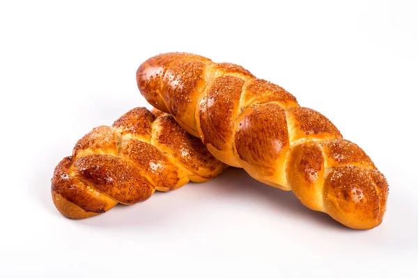 Haufen frischer und köstlicher Kroissants und Brötchen auf weißem Rücken — Stockfoto