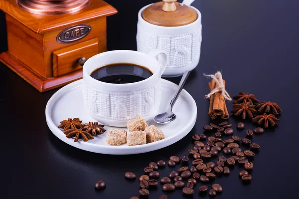 Siyah arka planda koyu kahve.