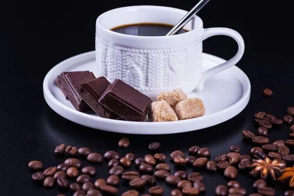 Siyah arka planda koyu kahve.